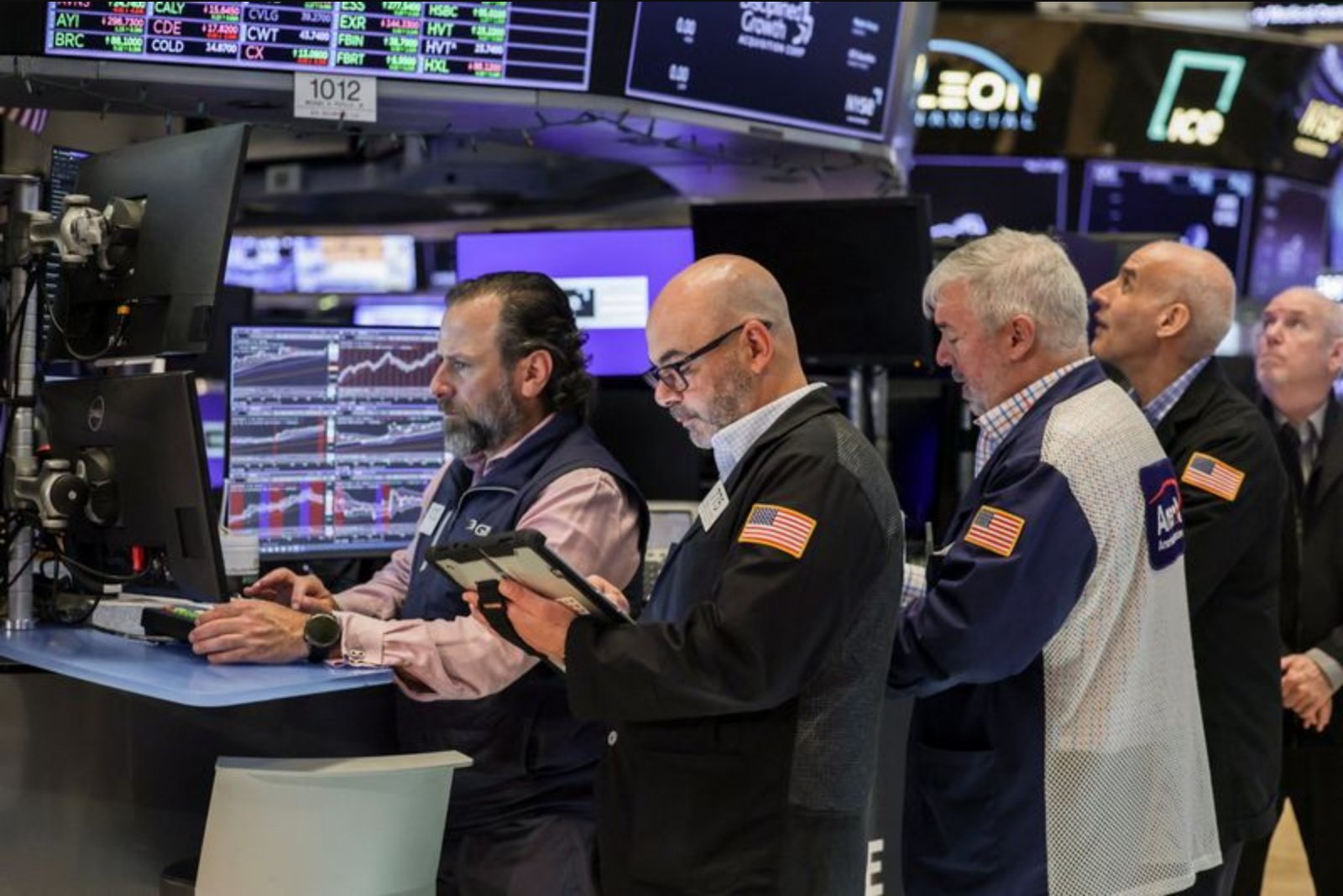 Wall Street Futures Hold Near Records as Market Awaits Word on Mideast Ceasefire; Dell Jumps