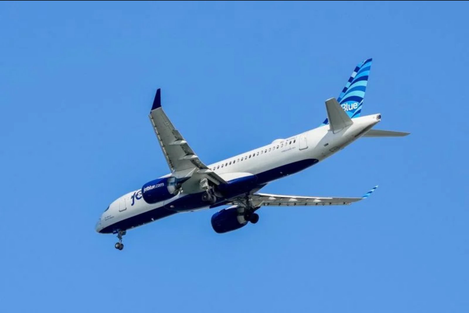 JetBlue lifts Q2 fuel cost outlook, cites operational resilience and route gains