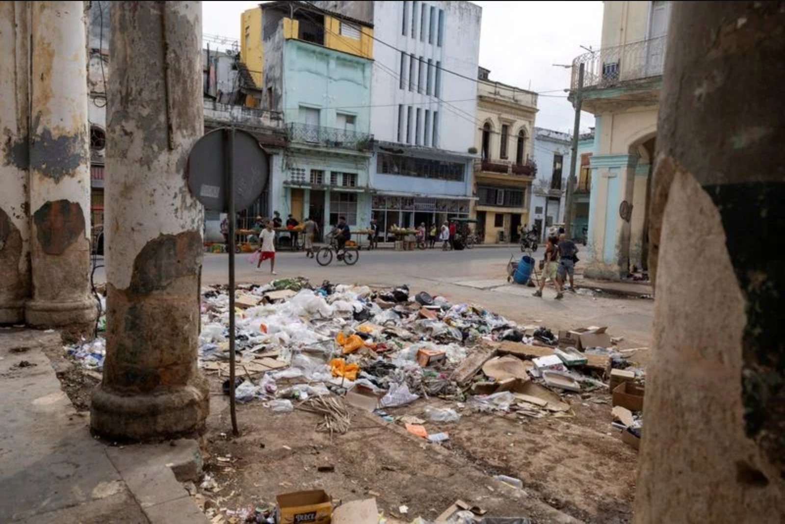 Outbreaks and outages: Havana's water and power collapse fuels viral spread