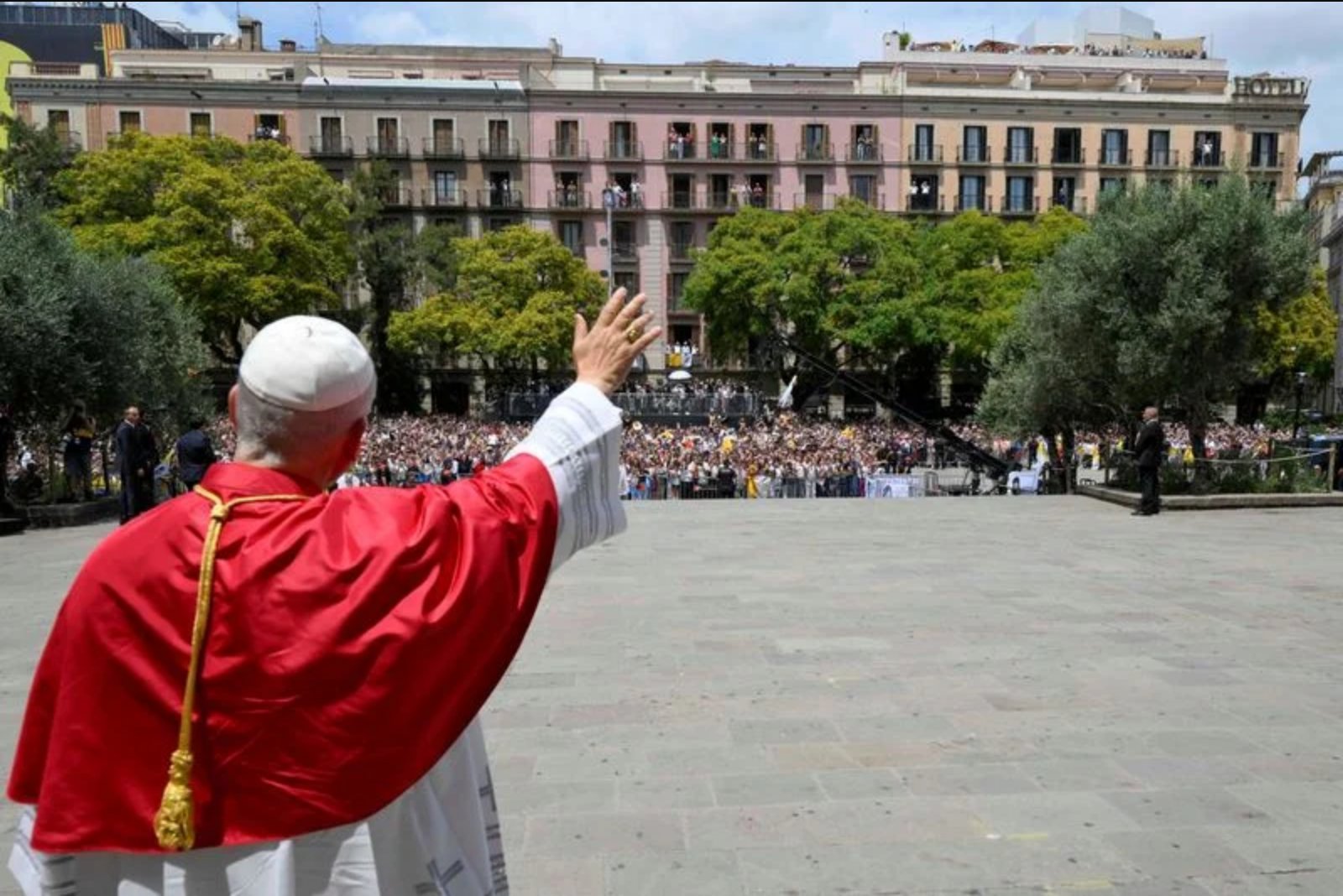 Pope Leo and Bad Bunny Meet Briefly at Madrid’s Bernabeu as Vatican Says Photos Unlikely