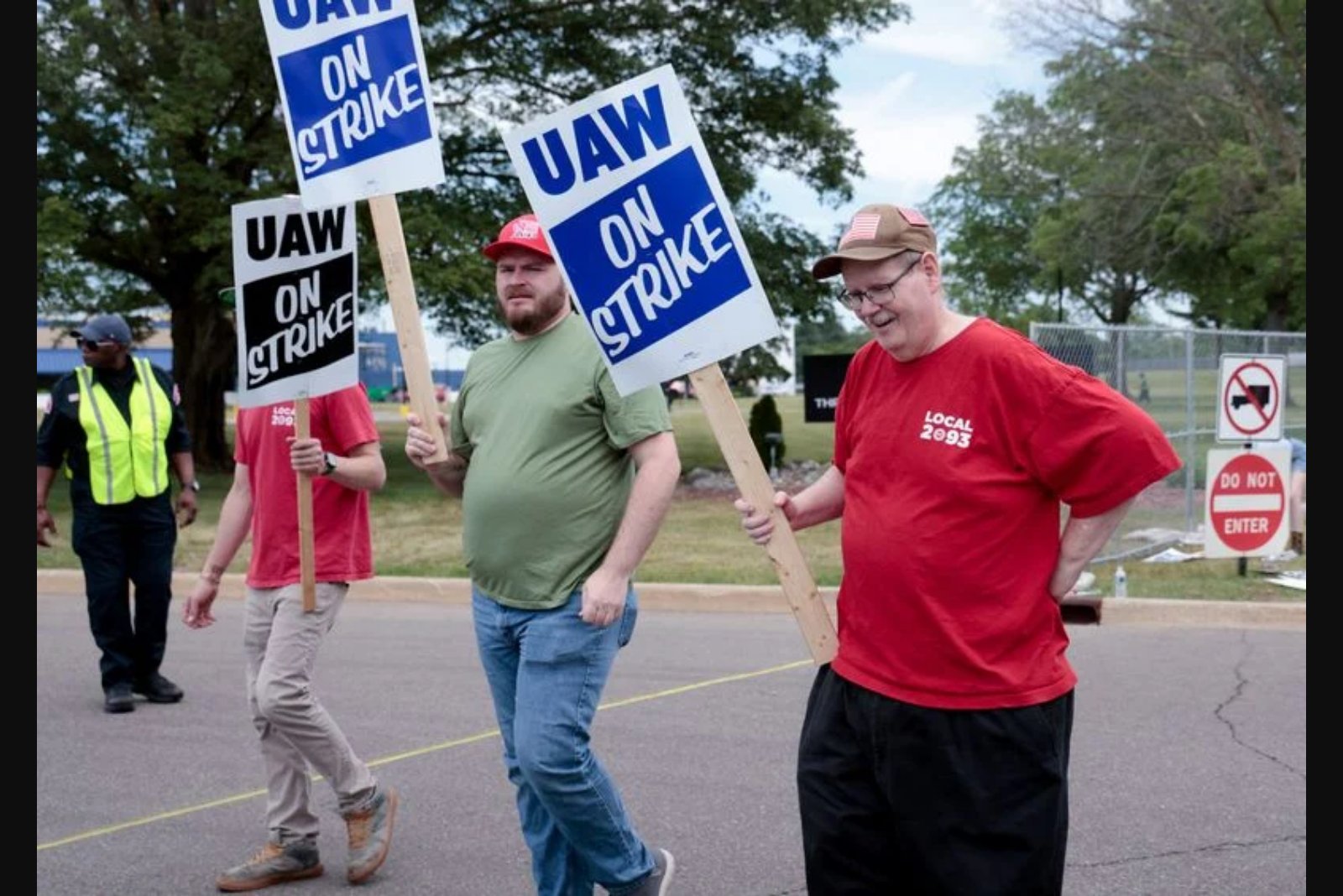 UAW Walkout at GM Axle Supplier Persists as Talks Remain Paused