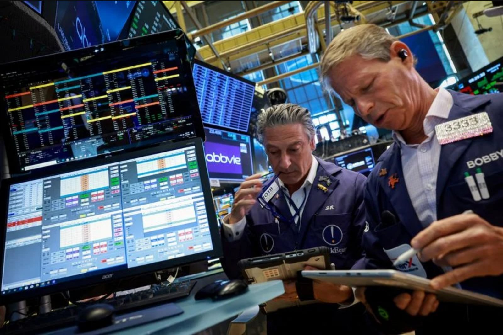 Wall Street Retreats Over 1% as Tech Slumps and Iran Tensions Rise