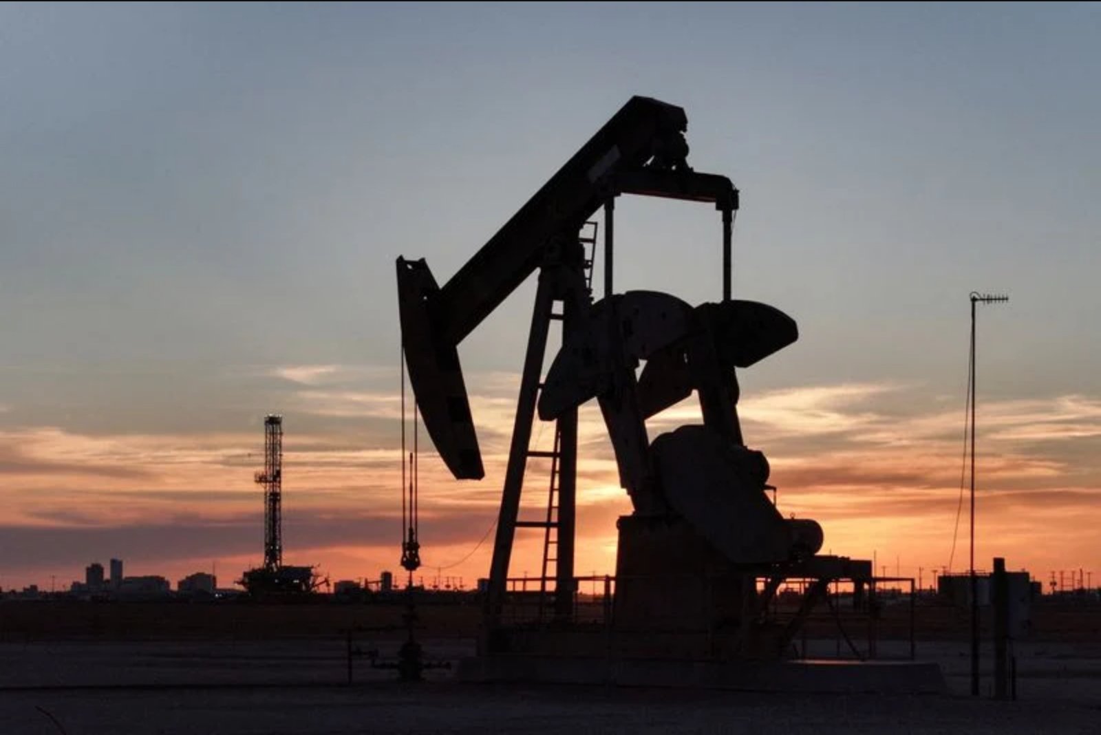 Oil Climbs as US-Iran Clashes and Shipping Restrictions Raise Supply Concerns