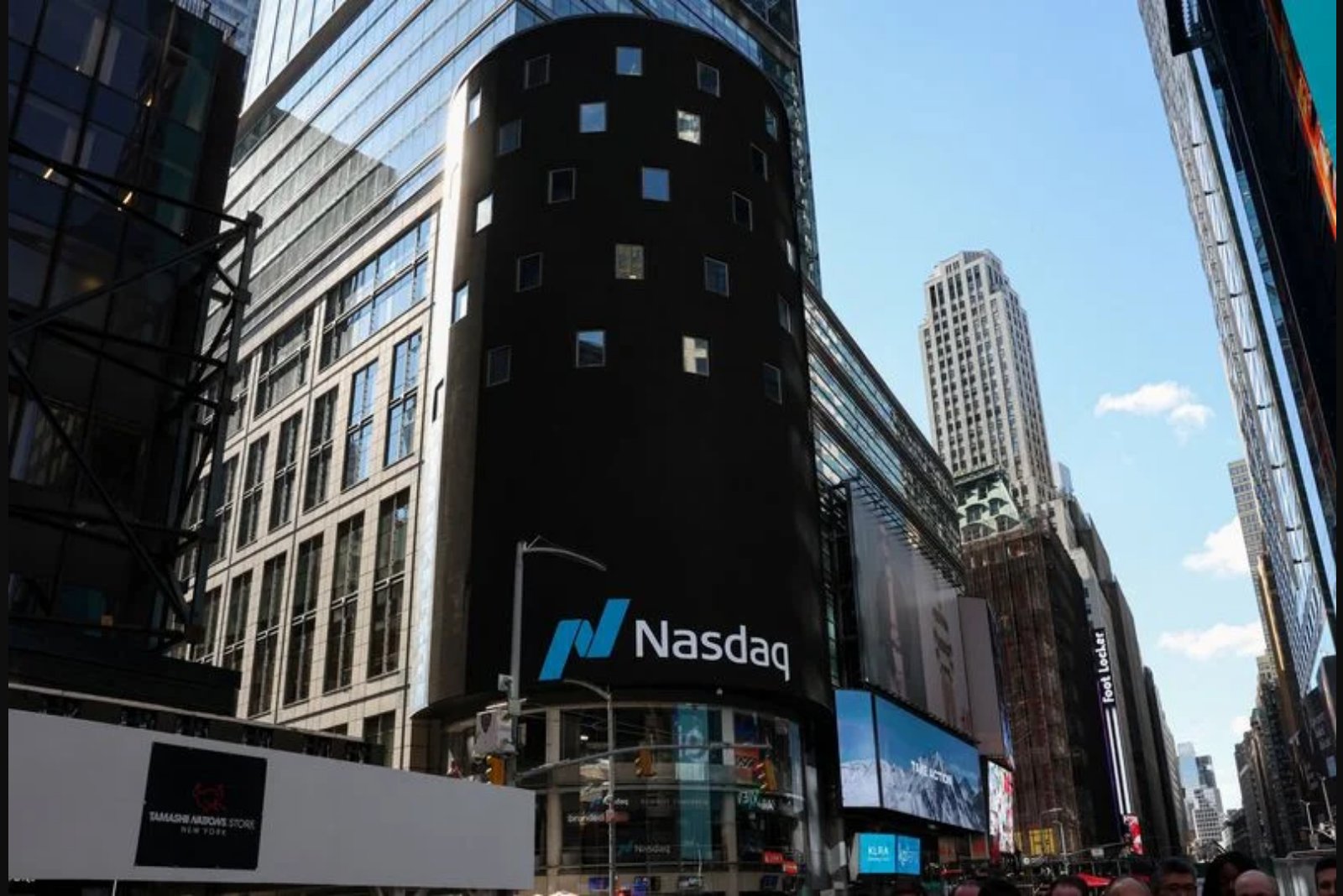 Micron and Qualcomm Forecasts Lift Nasdaq Futures as AI Demand Signals Brighten Tech Sentiment