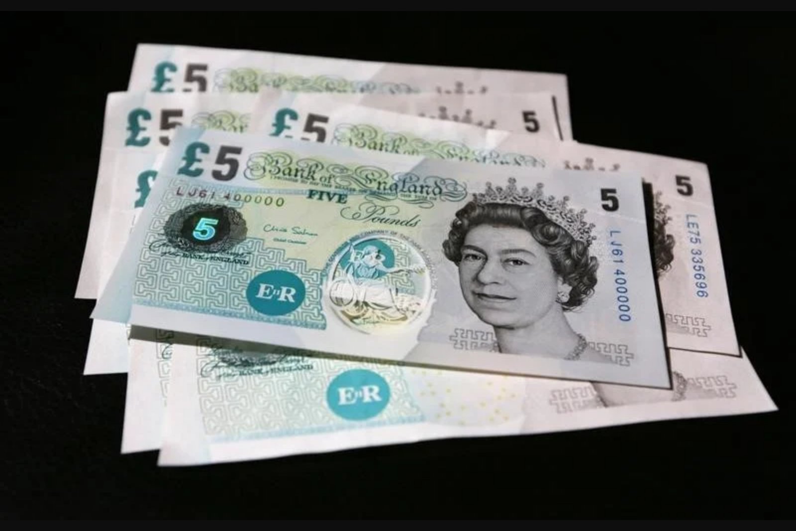 Pound Weakens as Dollar Gains Backing from Energy and Long-End Yields