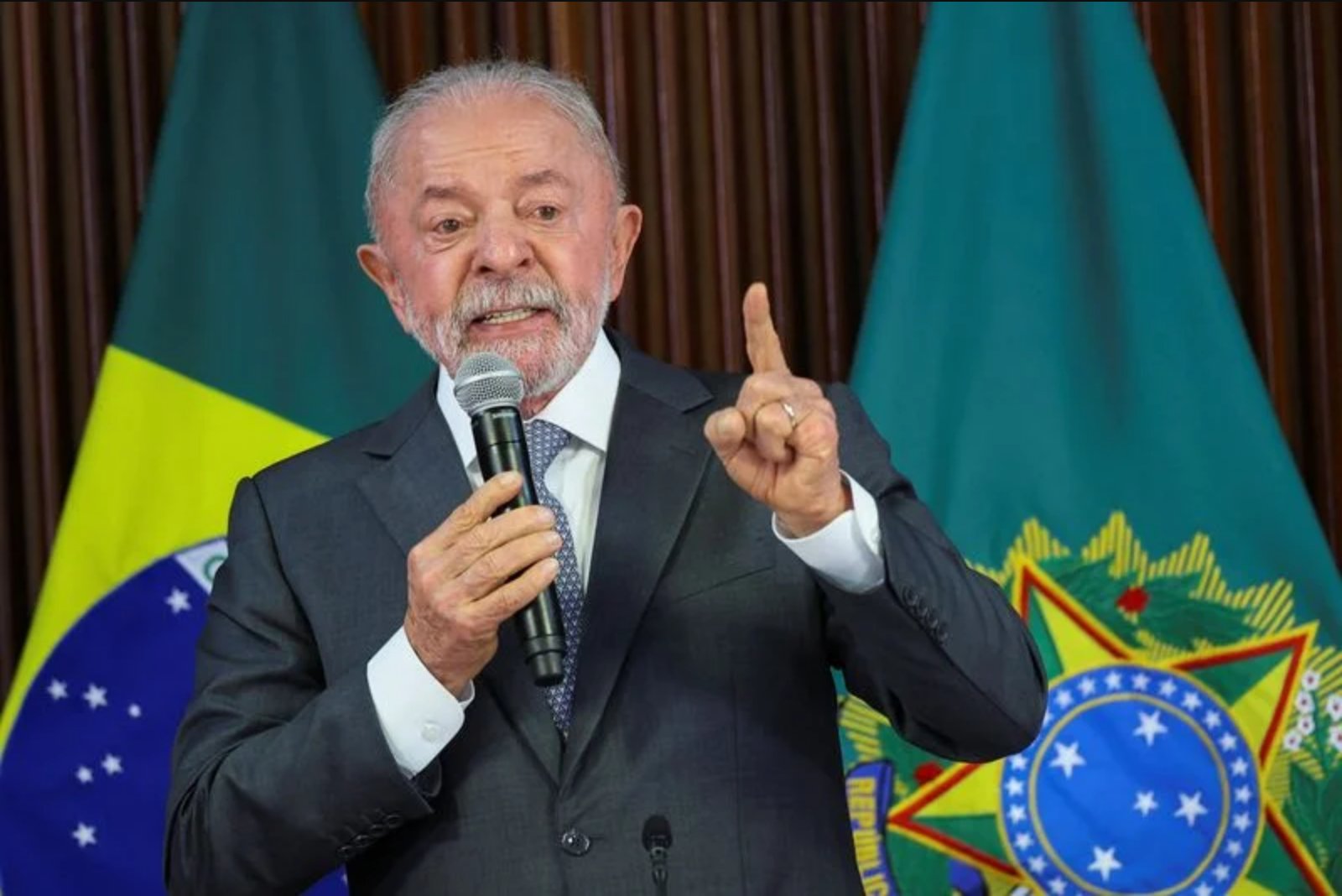 Lula Holds Edge Over Flavio Bolsonaro in Datafolha Poll Ahead of October Vote