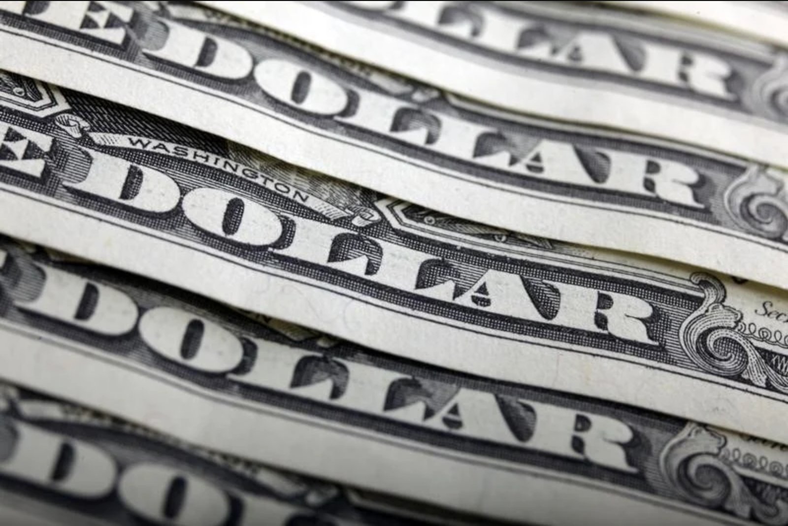 Loonie Weakens as Oil Drops Despite a Strong Trade Balance