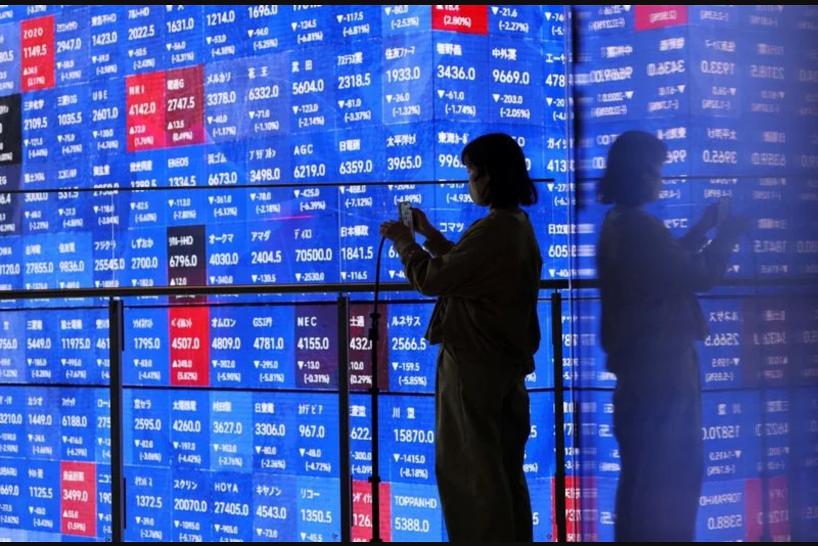 Asian Stocks Slip as Tech Names Lead Declines; U.S. Strikes on Iran Send Oil Higher
