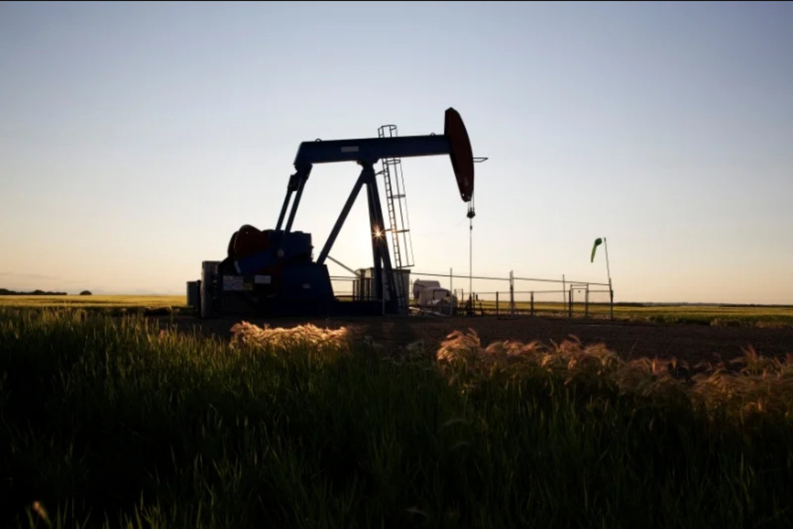 Brent Sustains Above $100 as Tanker Strikes Heighten Supply Concerns