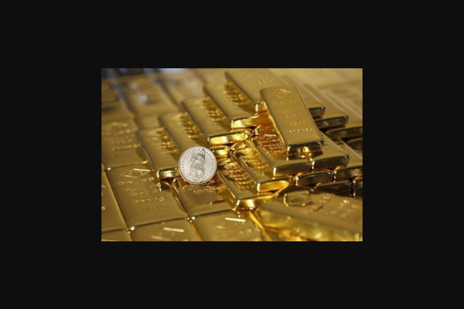 Gold Drops to Three-Month Low as Oil Rally Rekindles Rate Concerns