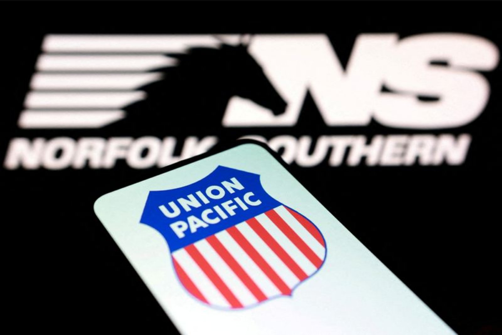 Federal Regulator Suspends Review of Union Pacific-Norfolk Southern $85 Billion Merger