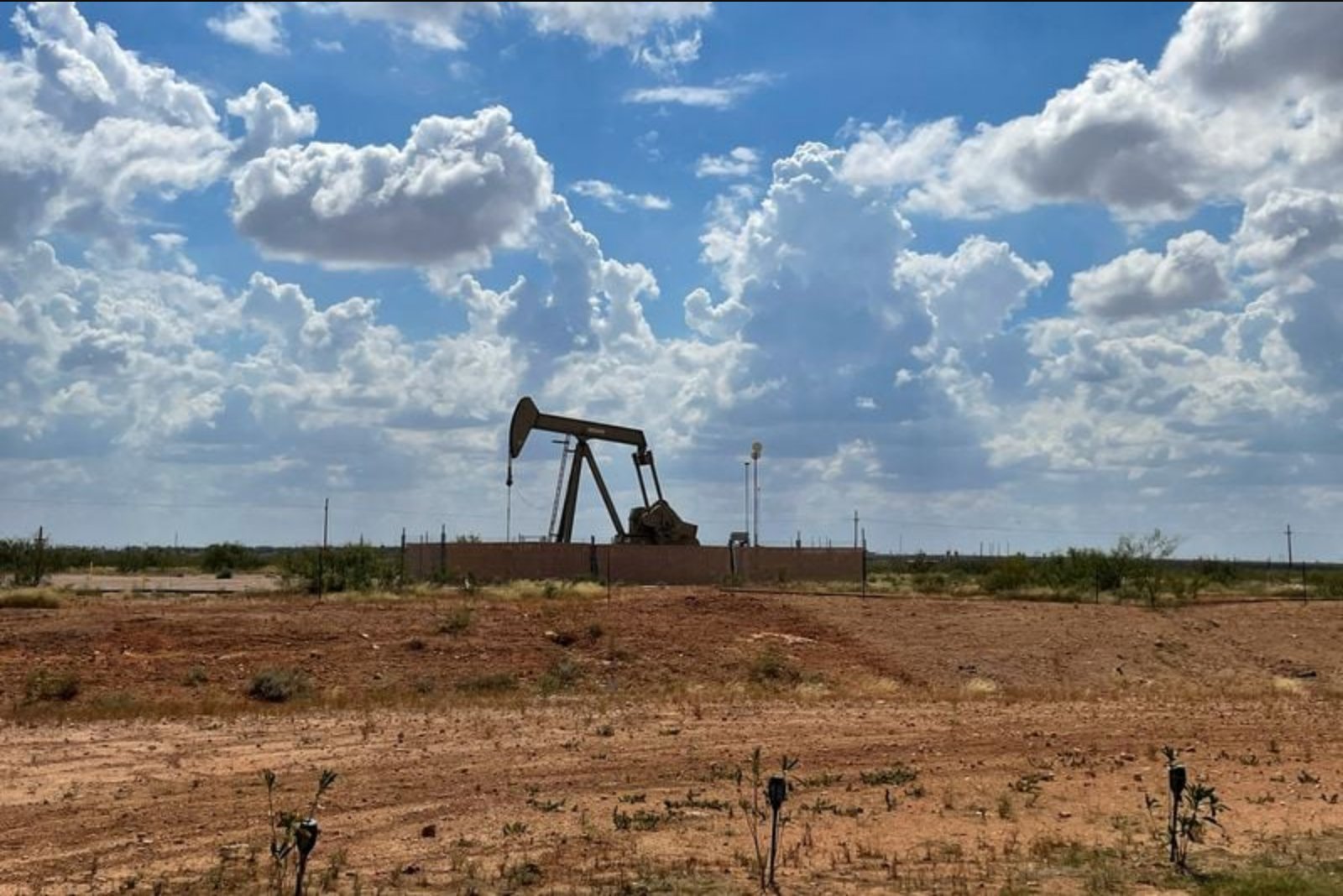 Oil climbs as U.S. launches new strikes on Iran, raising shipping and insurance concerns