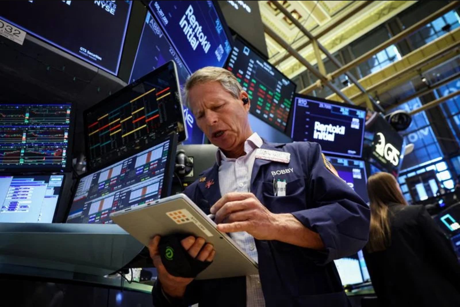 Wall Street Futures Edge Higher on Hopes for Middle East Deal; SpaceX IPO Commands Attention
