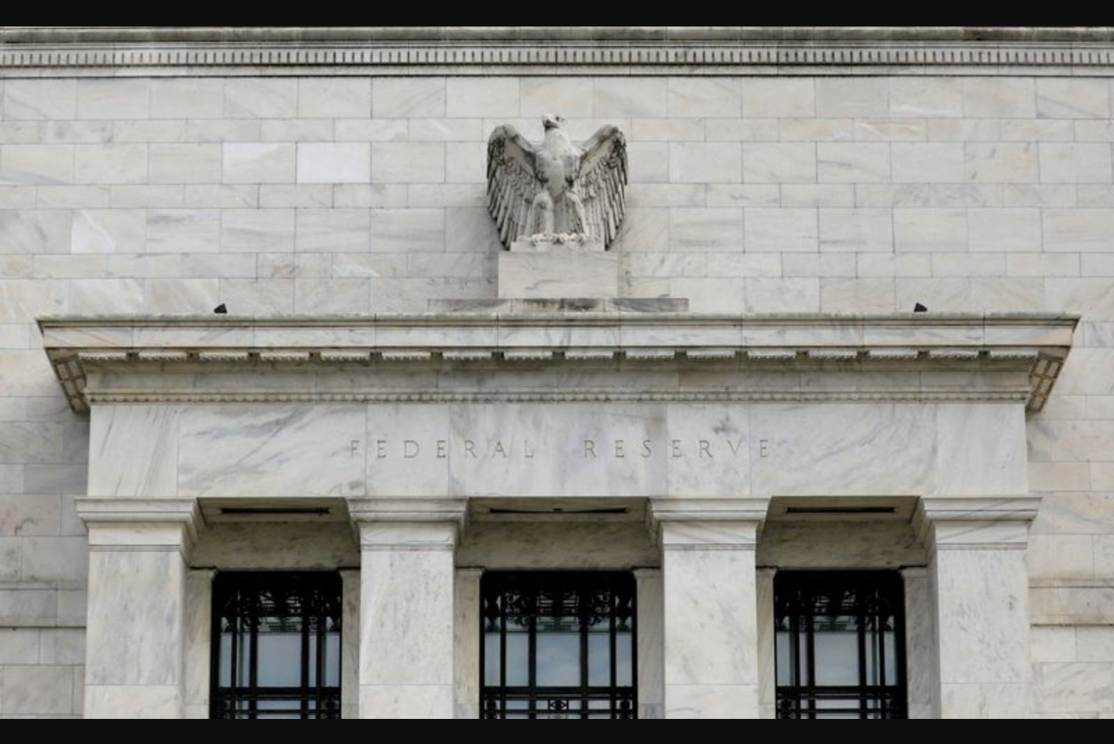 Most Economists See No Fed Rate Cut This Year as Energy-Driven Inflation Persists
