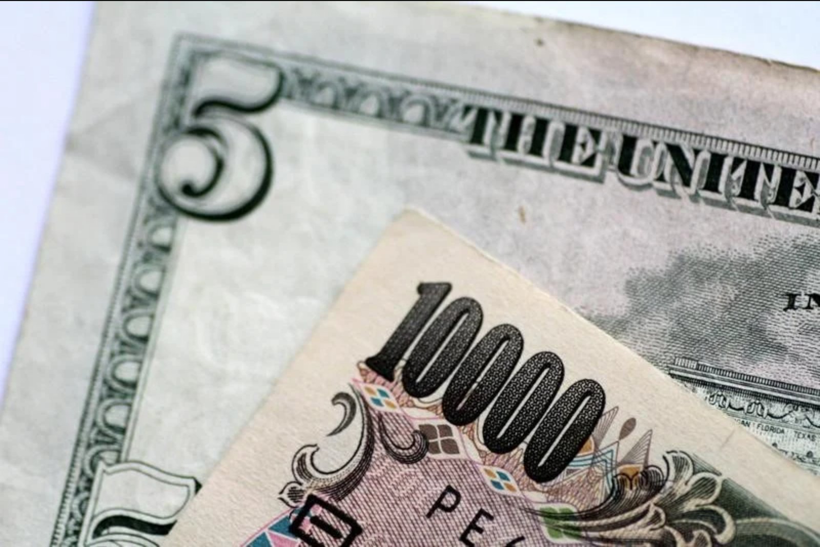 Dollar Logs Sharp Monthly Drop as Conflicting U.S. Data and Fed Comments Muddy Inflation Outlook