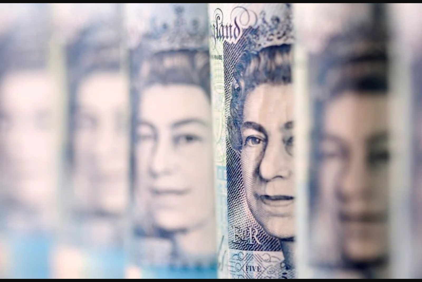 Pound Inches Up as Dollar Rally Faces a Week of Key U.S. Data