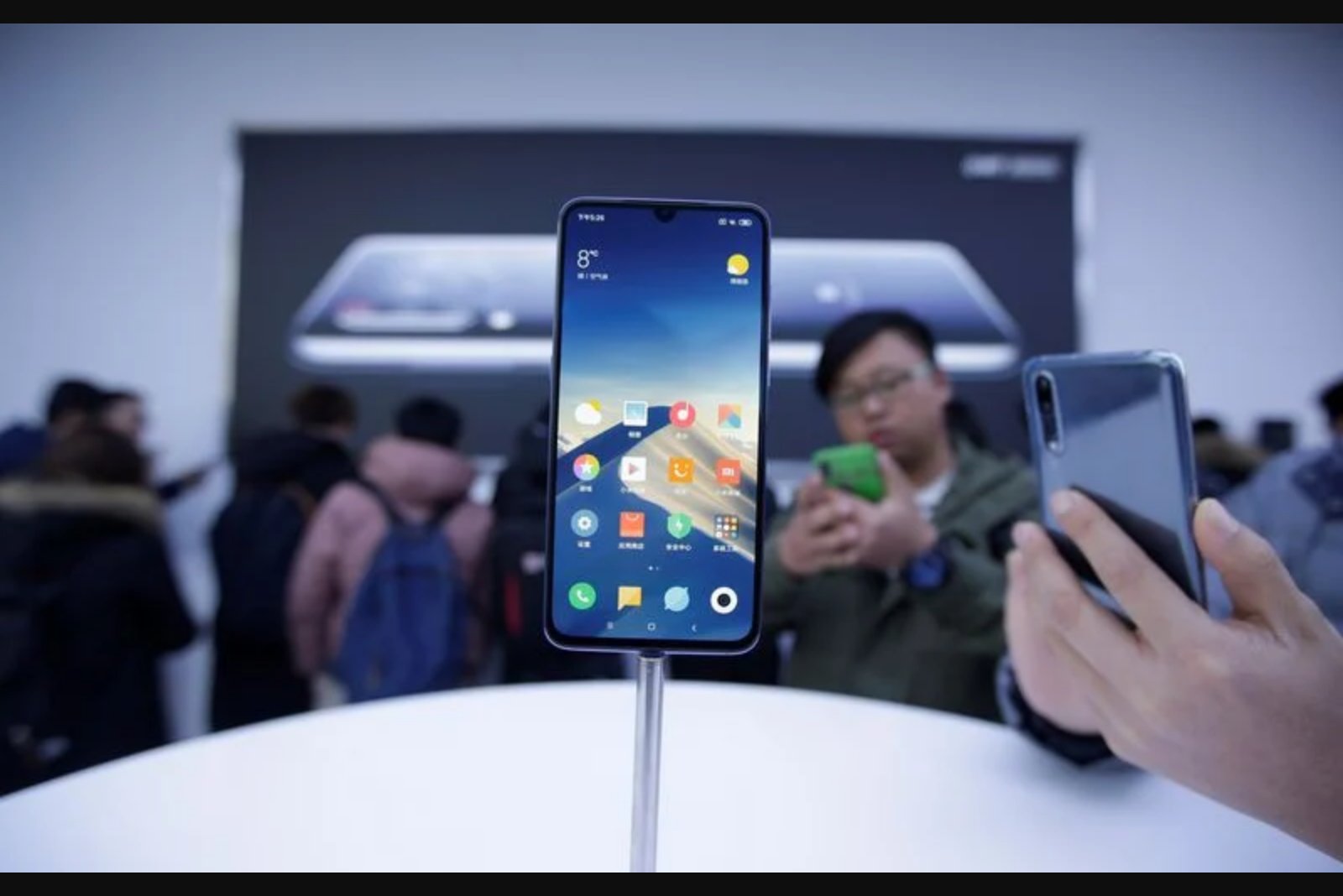 Memory chip shortfall drives global smartphone shipments to record annual decline