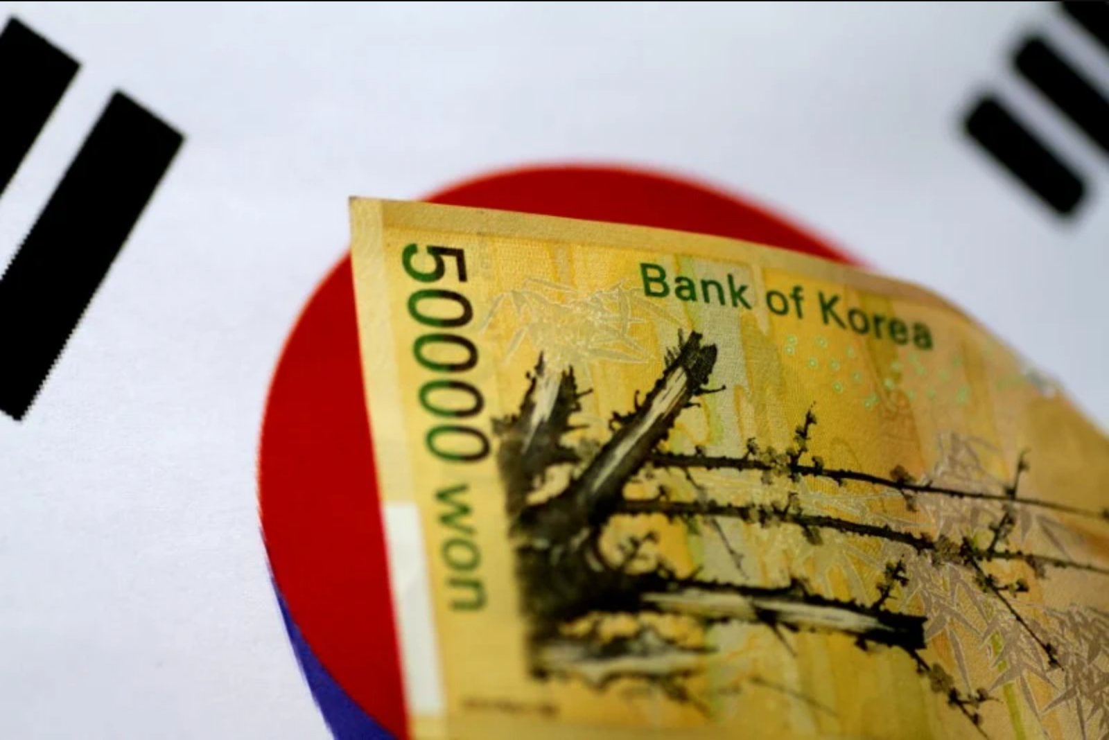 Dollar Slumps to Three-Month Low as Treasury Buybacks and Debt Concerns Weigh