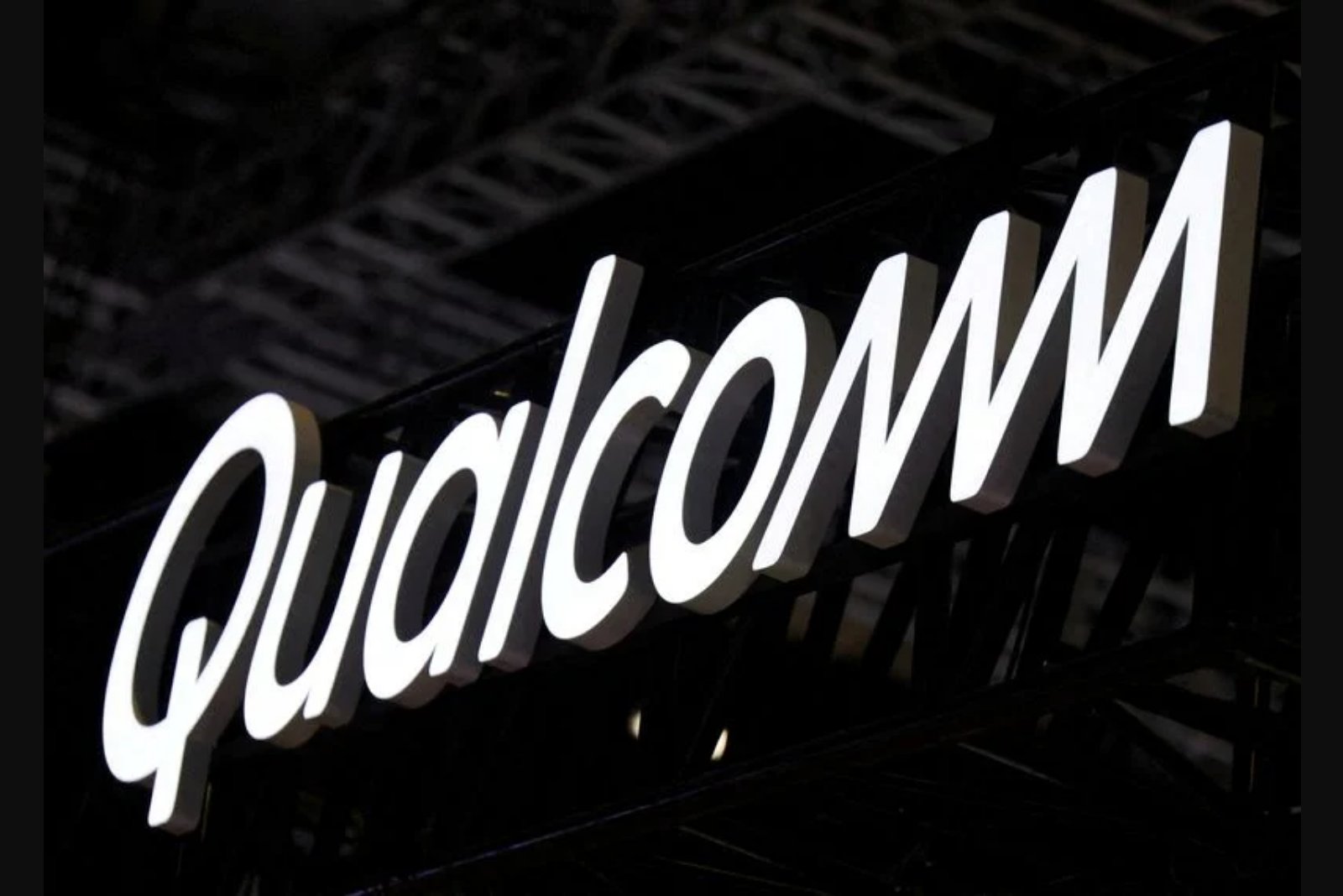 Qualcomm Repositions for AI Data Center Chips as Smartphone Headwinds Mount