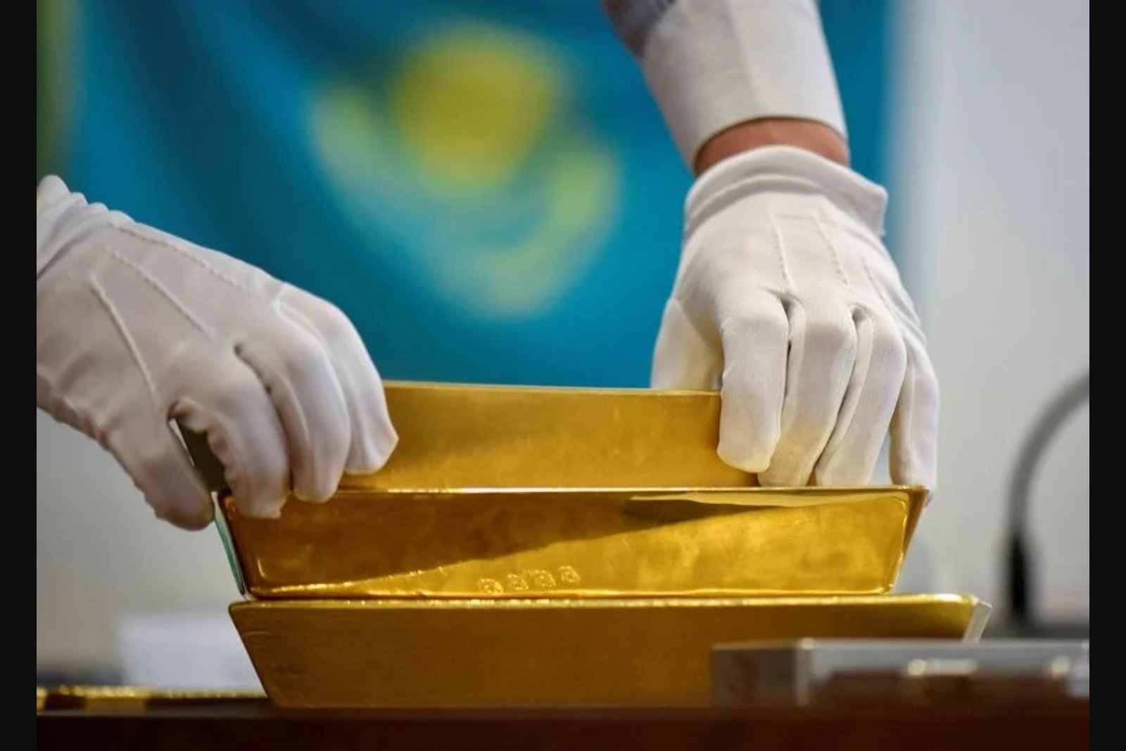 Rising Rate Bets Threaten Gold ETF Flows as Prices Drop Below $4,000