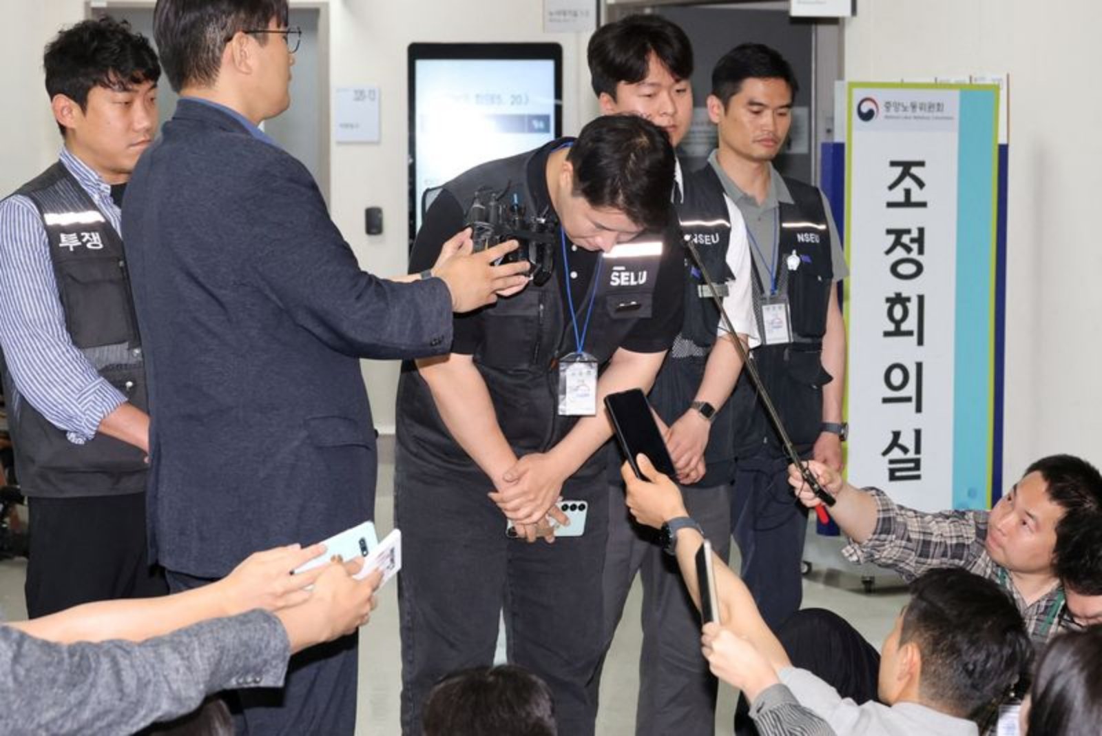 Samsung consumer-electronics union asks court to halt vote on chip-focused pay pact
