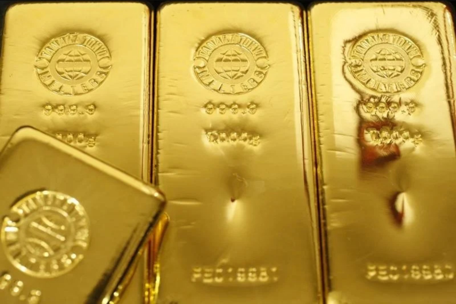 Gold’s 5-Hour Chart Signals Double-Top Breakdown; Key Levels Now in Focus