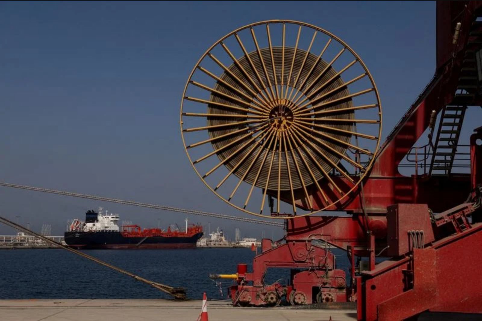 Oil slides as diplomacy raises prospect of reopening Strait of Hormuz, easing Middle East supply strain