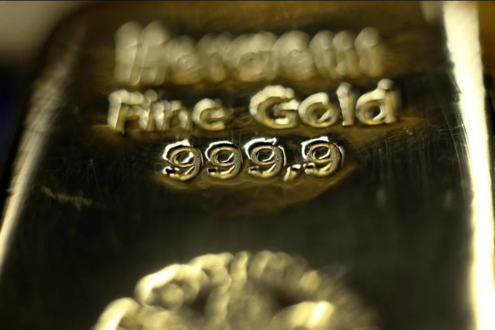 Gold Climbs as Warsh Comments Reduce Odds of Fed Rate Hike