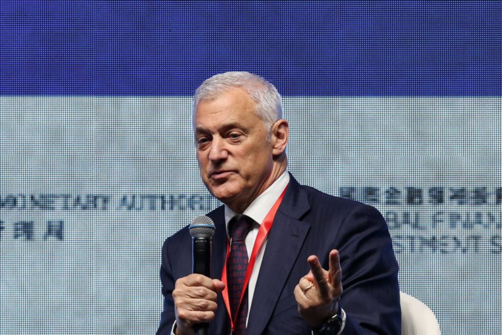 StanChart CEO Seeks to Calm Staff After Announcement of AI-Driven Role Reductions