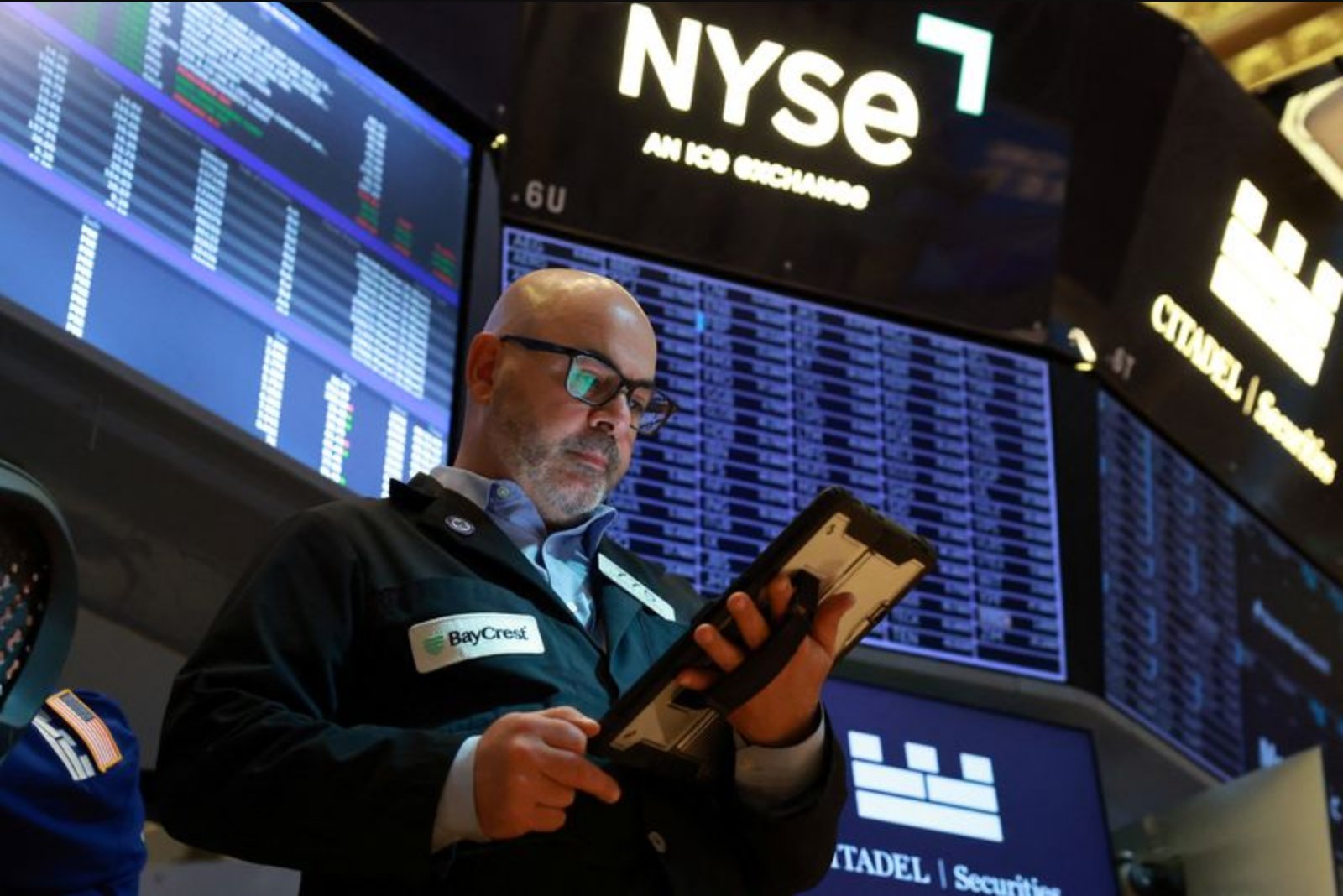 Wall Street Futures Rise as AI Momentum and Mideast Truce Support Risk Appetite