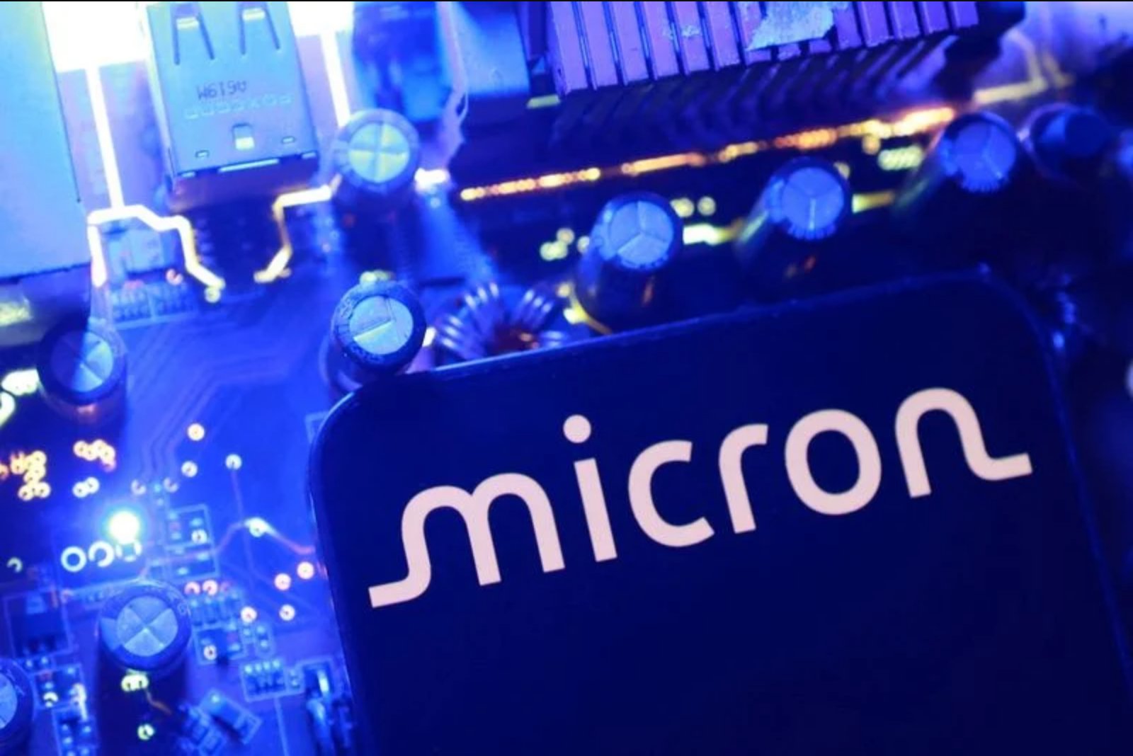 Micron to Supply Memory and Invest in Anthropic as AI Firms Race for Data-Center Components