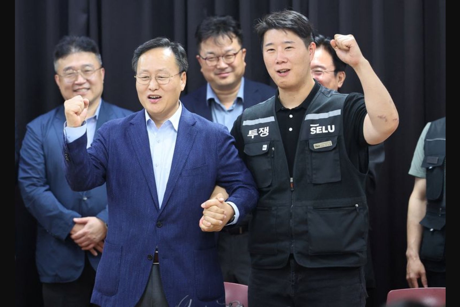 Samsung Shares Spike After Last-Minute Deal Halts Strike; Generous Stock Bonuses Trigger Debate