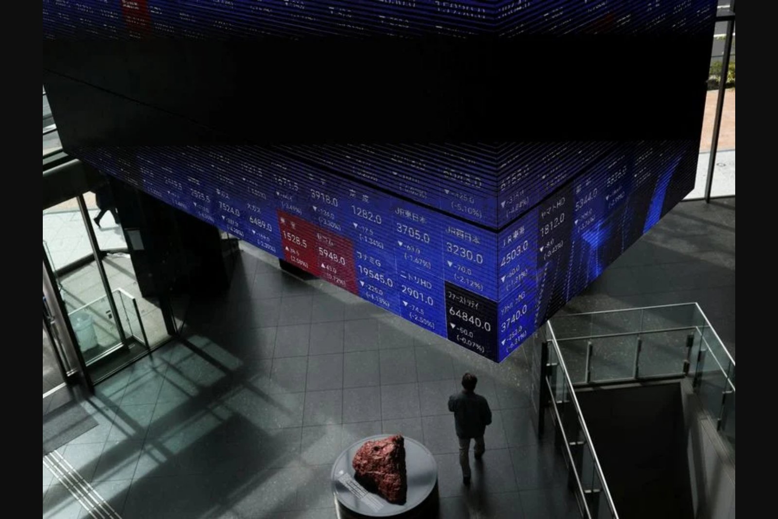 Equities Surge on Middle East Diplomacy Hopes; Oil and Yields Retreat