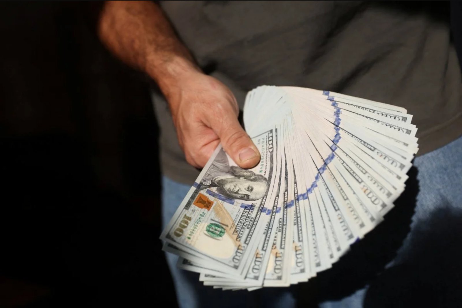 Dollar Rally Pressures Asian Currencies as Euro Slides to 17-Month Low