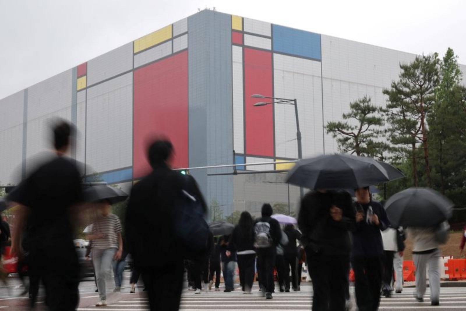 Samsung unions back bonus pact that averts strike but widens pay gaps