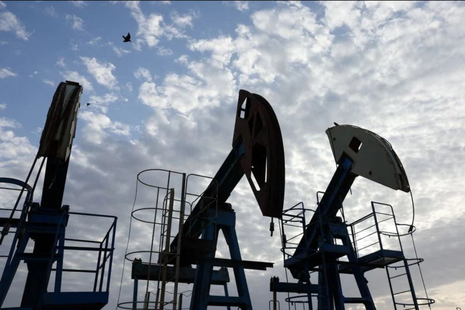 Oil firms as prospects for a U.S.-Iran settlement fade, raising supply concerns