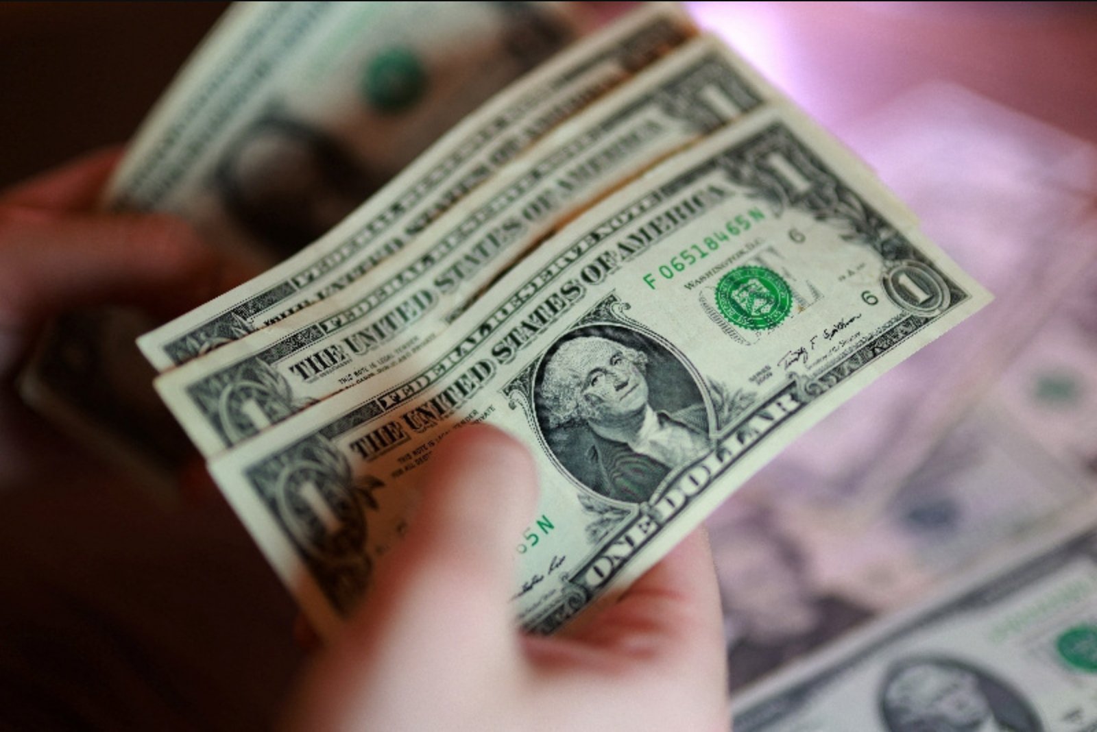 U.S. Dollar Holds Near Six-Week High Amid Geopolitical Volatility and Rising Rate Expectations