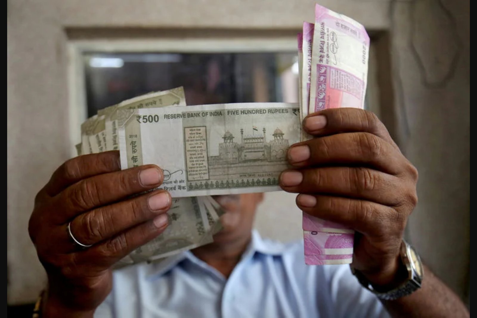 Asian Currencies Strengthen as Dollar Lingers Near Six-Week Low; Rupee Advances After RBI Pause