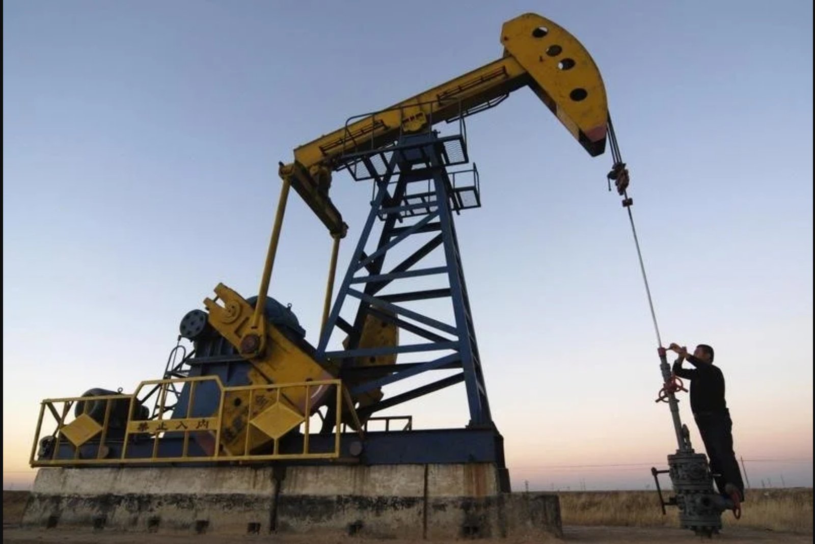 Oil rises as Middle East troop movements and supply sensitivity keep markets on edge