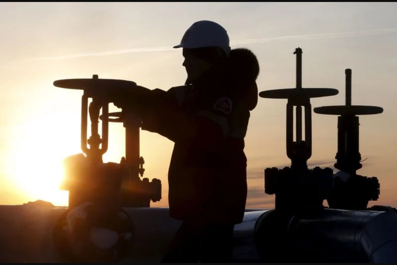 Oil Falls for Third Session as Hopes for Hormuz Deal Ease Supply Fears