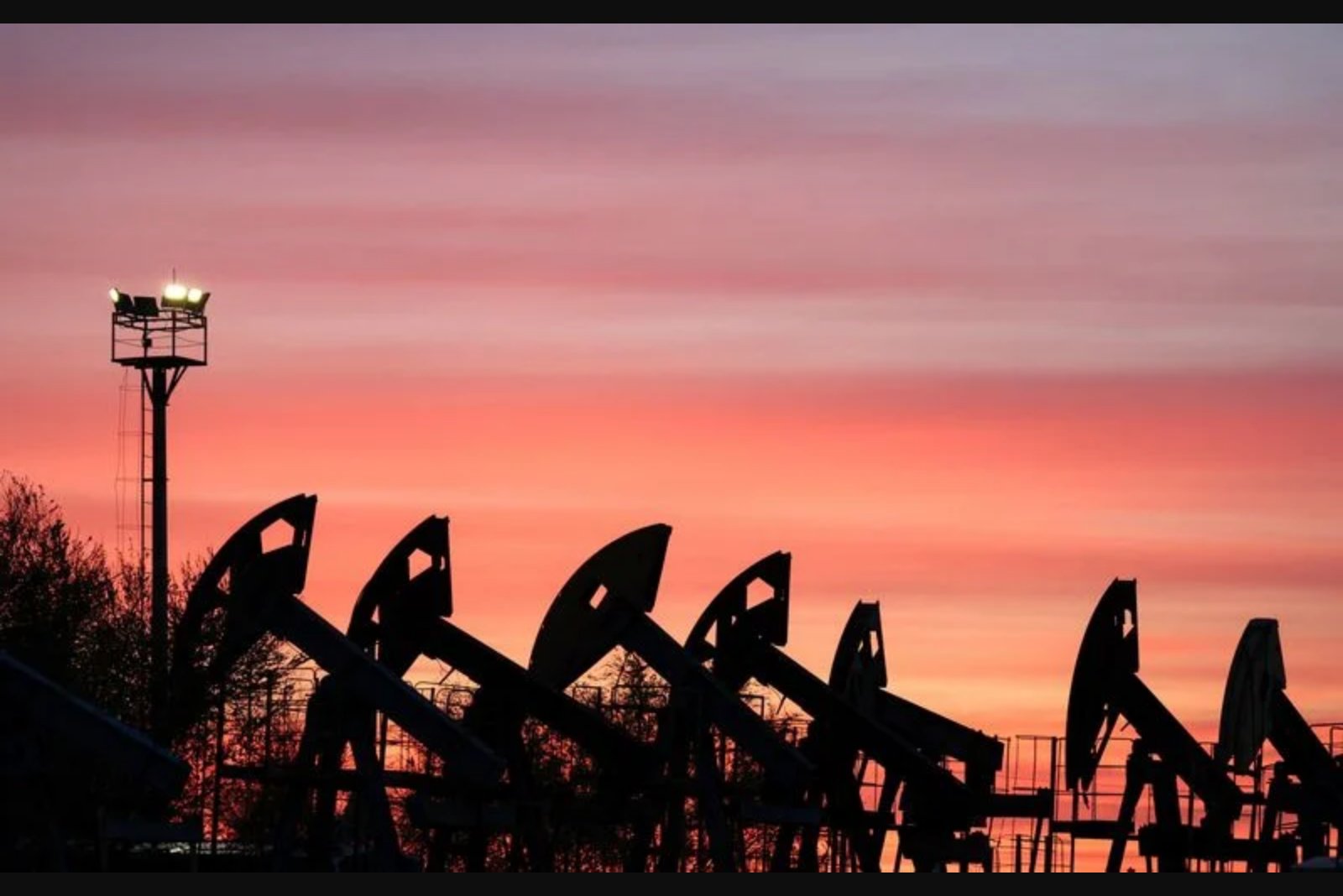 Oil Edges Higher, Poised for Second Weekly Gain as U.S.-Iran Conflict Disrupts Middle East Supply