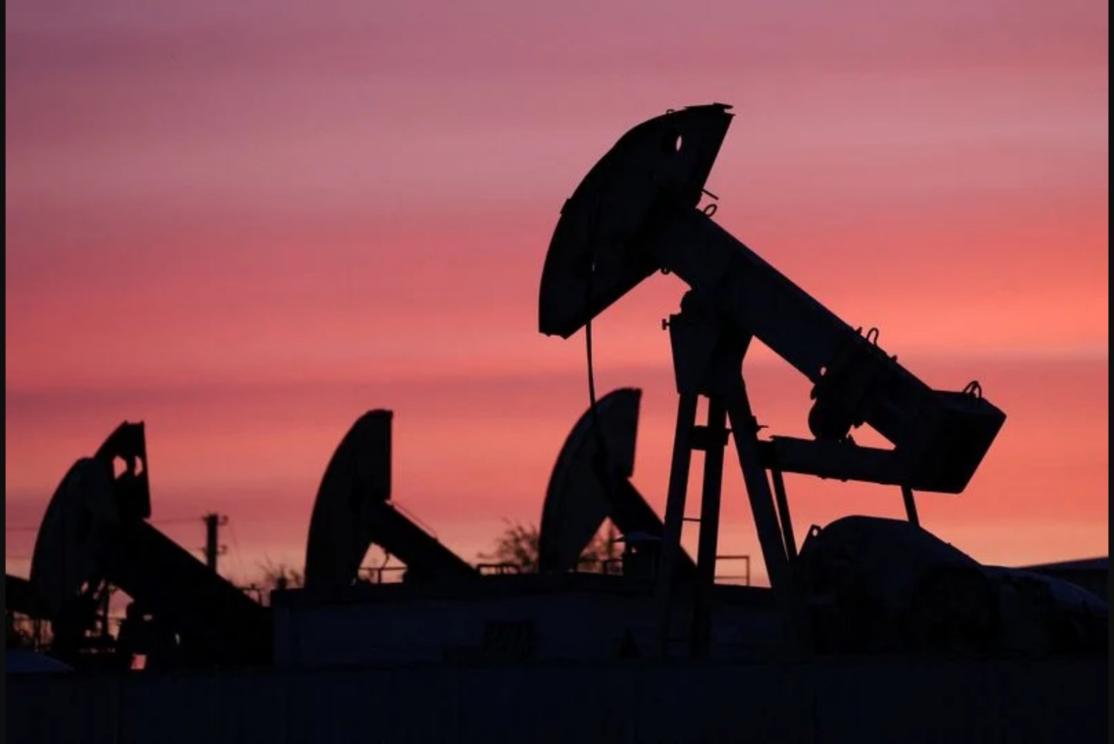 Oil Pauses Slide, Edges Up as Markets Await Hormuz Shipping Recovery