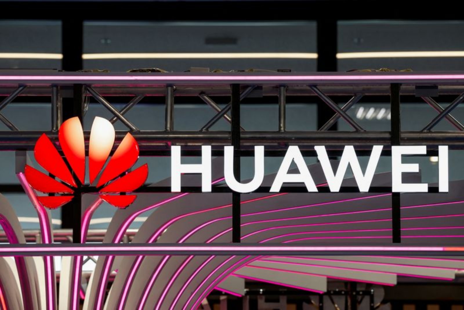 Huawei Unveils 'Tau Scaling Law' Strategy to Target 1.4-Nanometer Chip Capability by 2031
