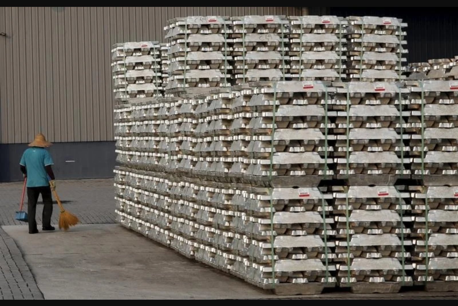 Aluminium Slips to Three-Month Low as Risk Premium Falls and Dollar Strengthens