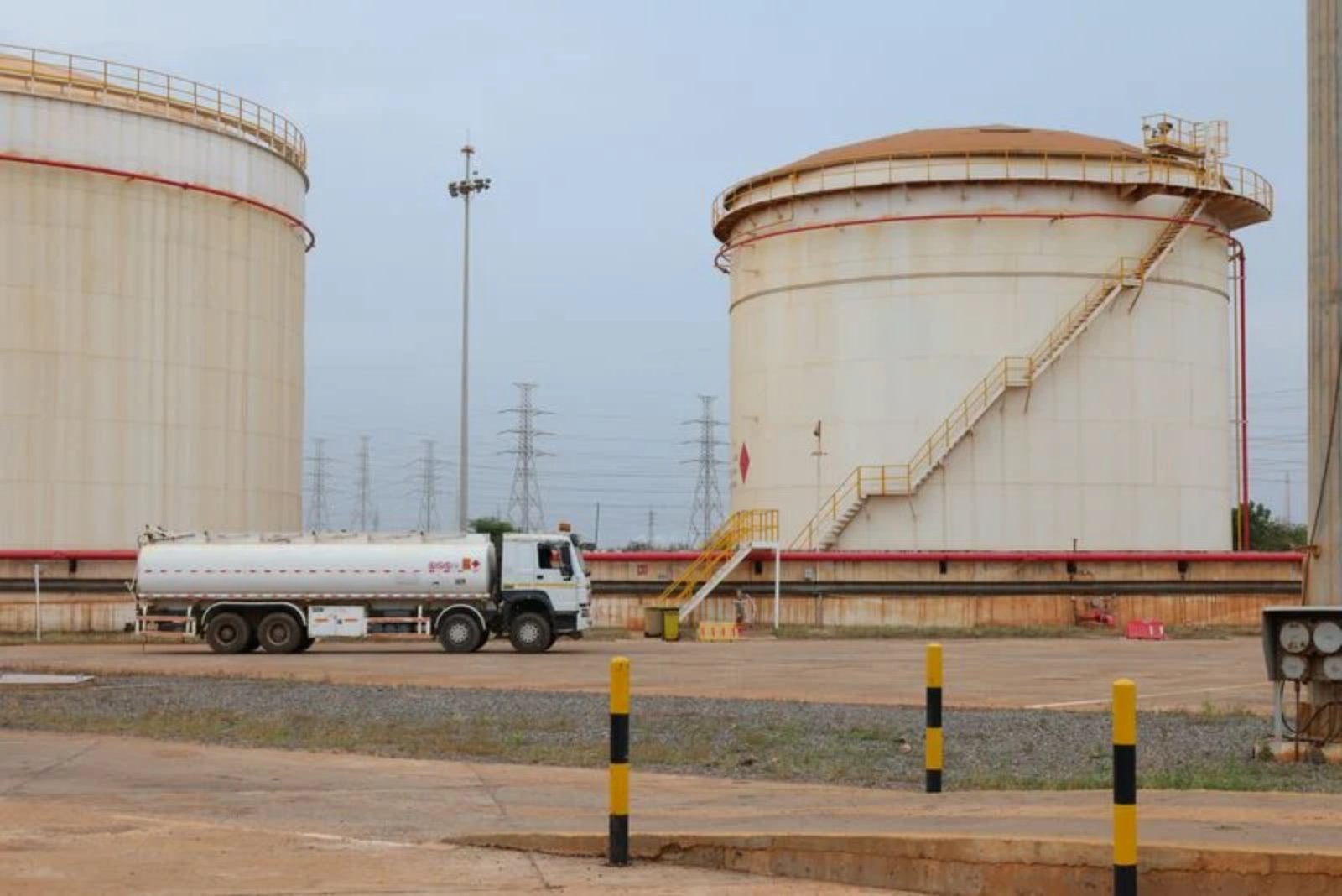 Oil retreats on signs of a US-Iran truce and talk of diesel export limits, while Middle East attacks keep markets on edge