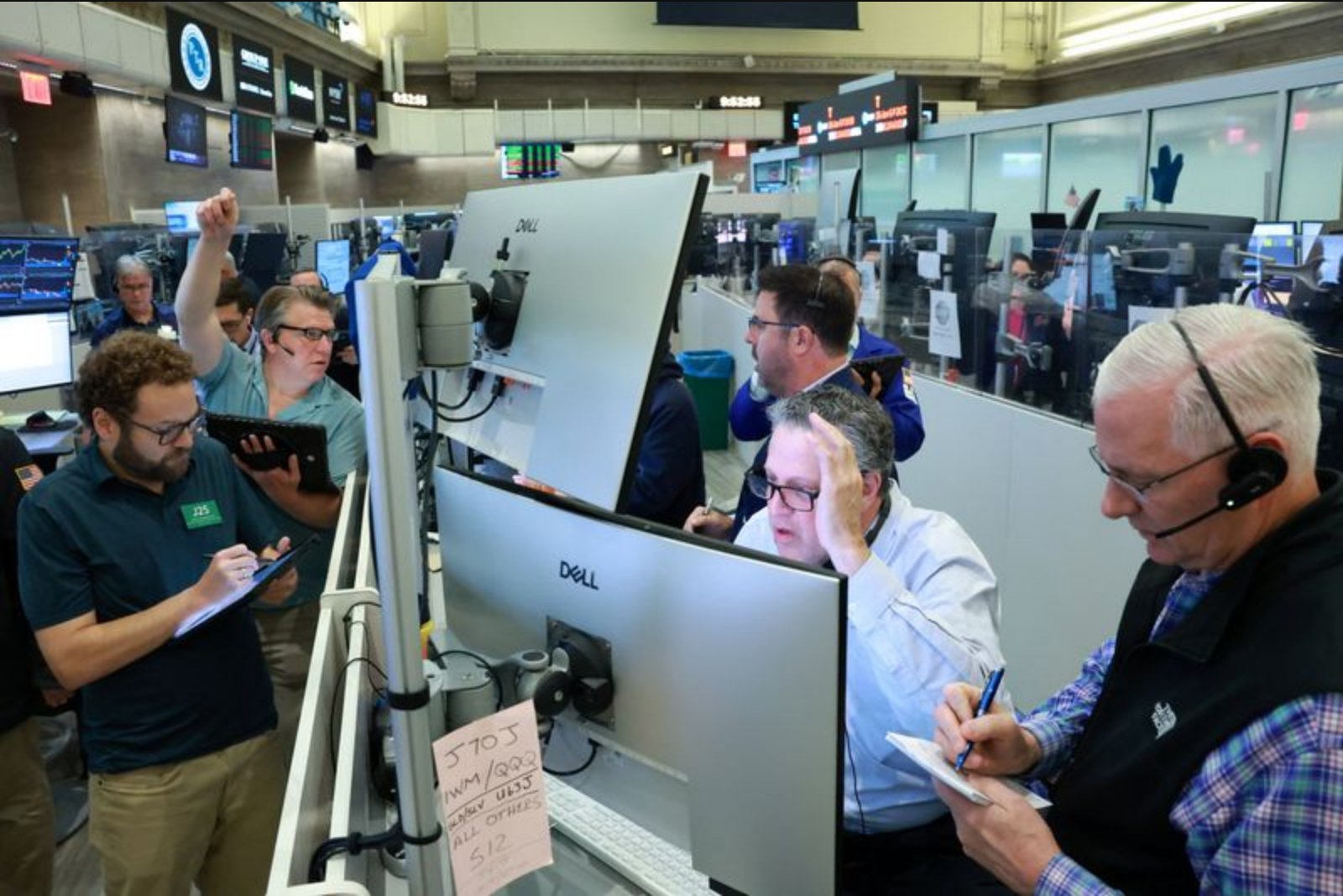 AI Optimism Lifts S&P 500 and Nasdaq as Micron Surpasses $1 Trillion Market Value