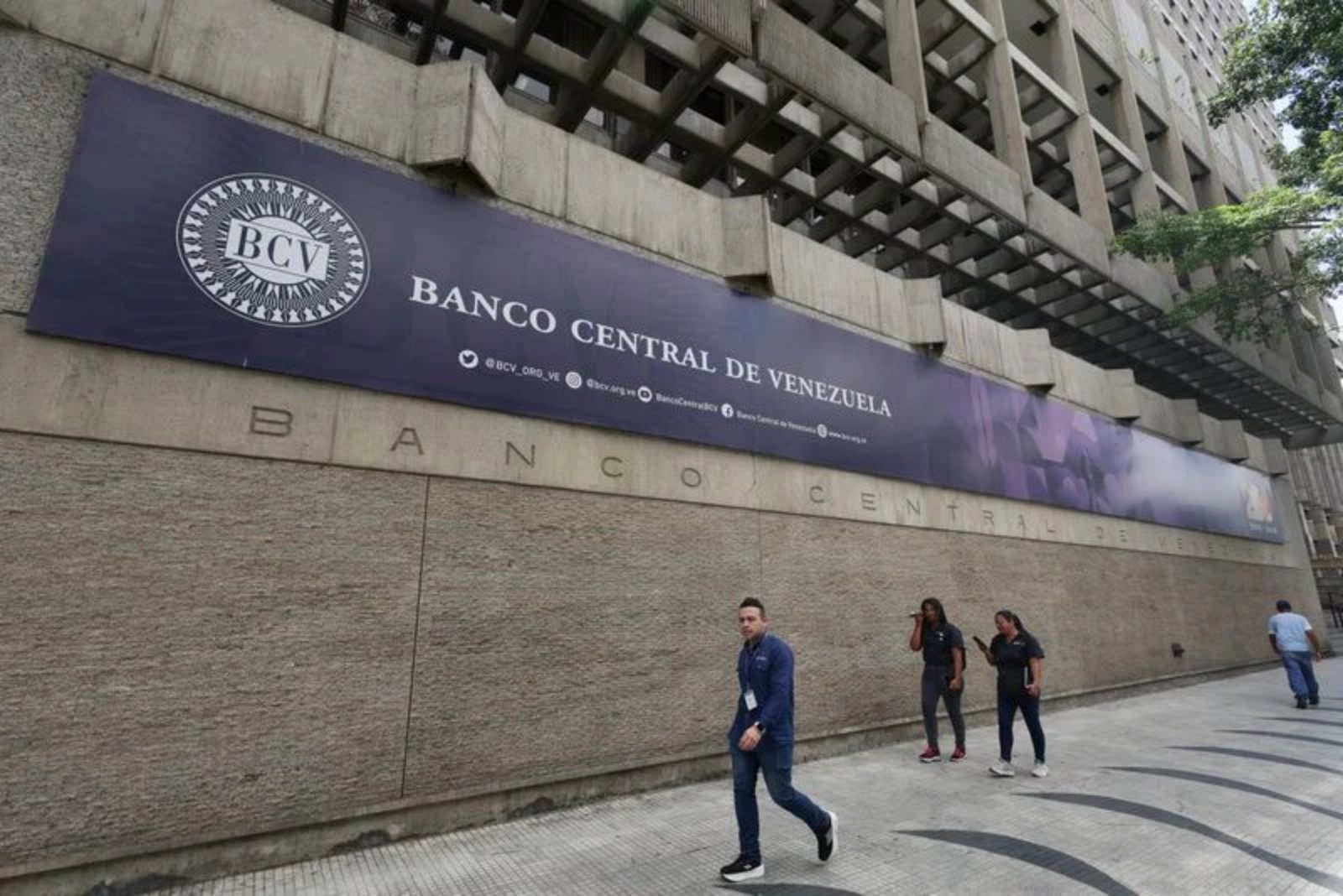 Venezuela May Seek Qatari Bridge Loan to Settle IDB Arrears, Sources Say