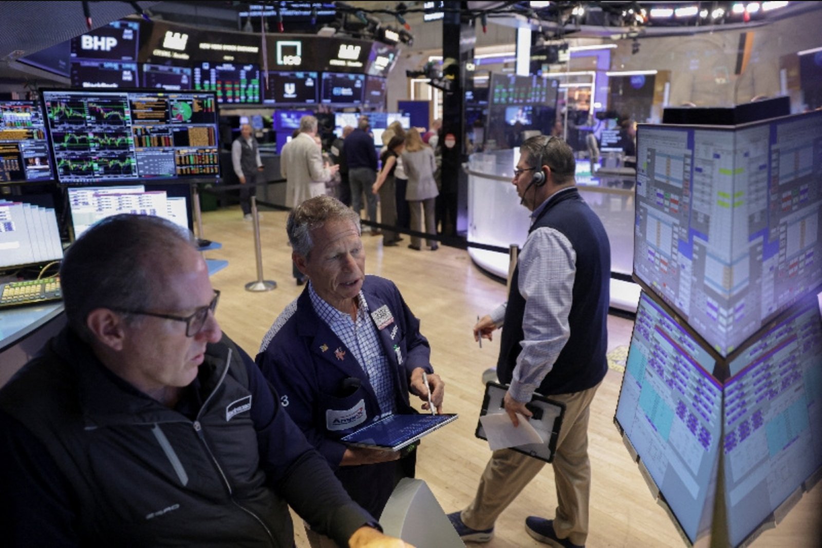 U.S. Futures Slip as Bond Yields and Oil Rally Pressure Equities