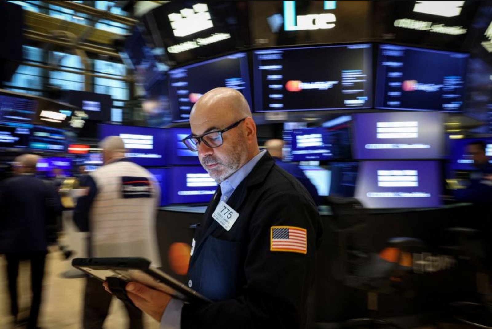 Markets Jolt Between AI Chip Mania and Energy Turmoil