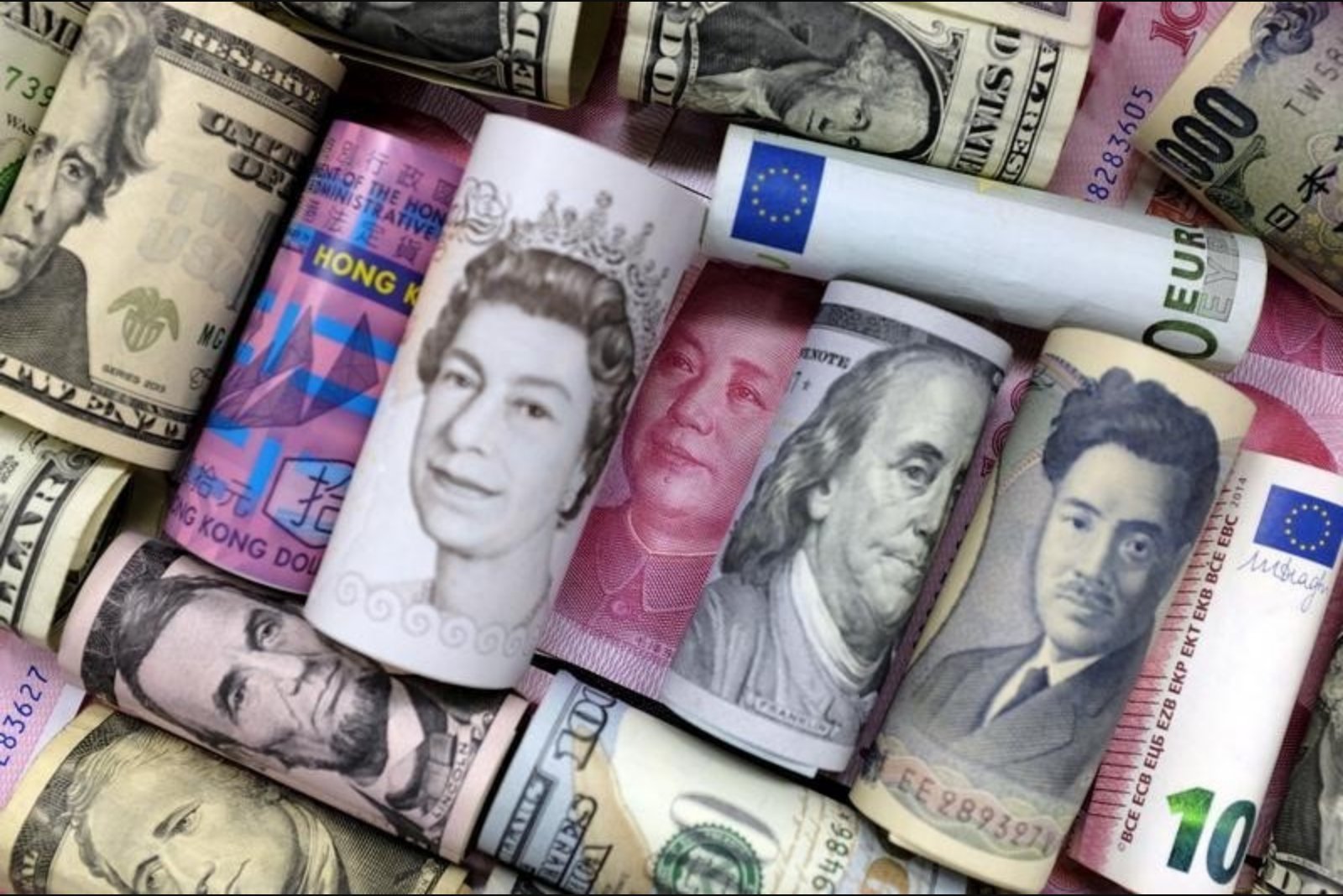 Peso May Lag Rand as Monetary Policy Paths Diverge, Wells Fargo Says